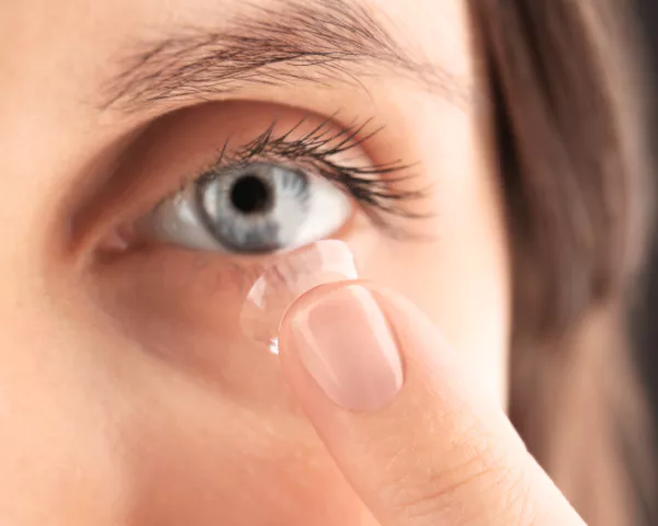 Colocarse las lentillas correctamente es clave para mantener una buena salud ocular, ya sean lentillas diarias o mensuales.